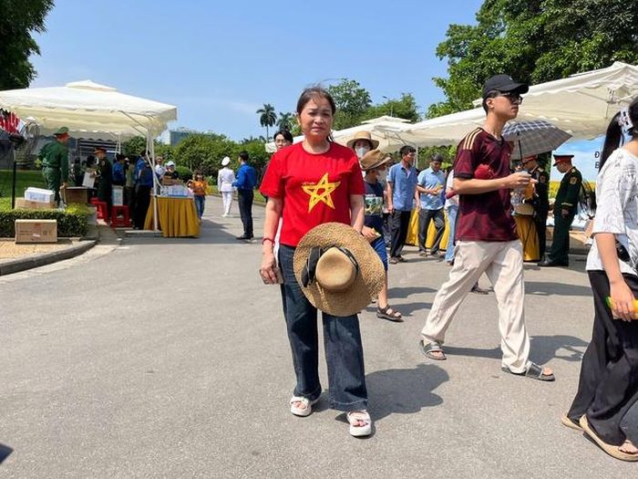 Cô Bùi Thị May (Phú Diễn, Hà Nội) đang xếp hàng để lấy nước uống khi tham quan Lăng Bác.