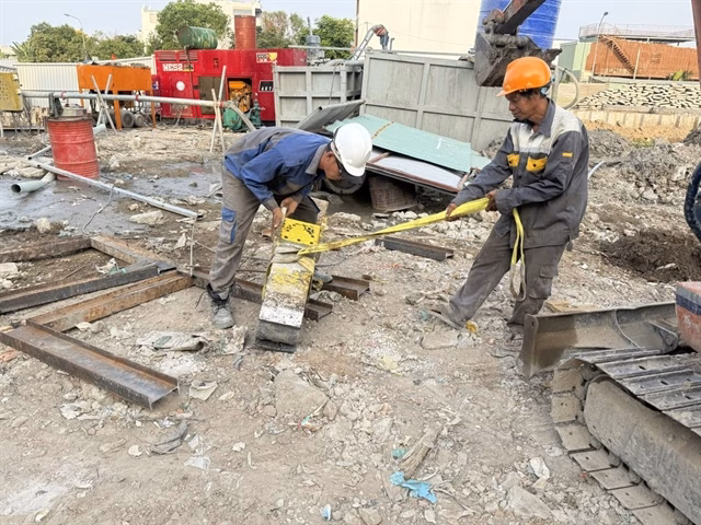 Các công nhân đang thi công dự án cải tạo rạch Xuyên Tâm. Ảnh: NGUYỄN CHÂU