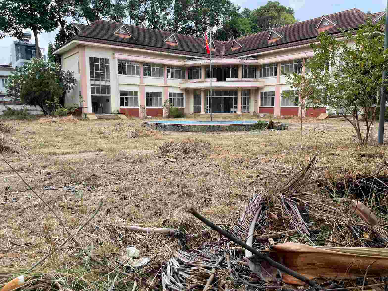 Khu đất rộng hơn 3.900 m² với tiềm năng cải tạo lớn để mở rộng trường học. Ảnh: Đình Trọng