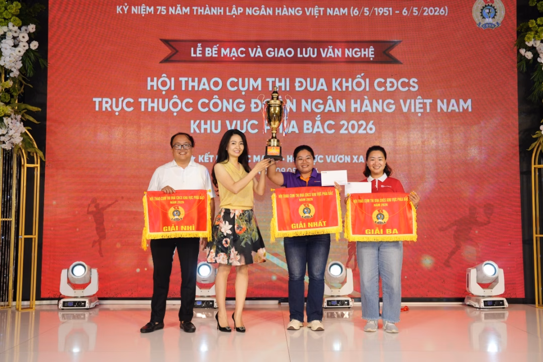 Đồng chí Nguyễn Khánh Chi, Phó Chủ tịch Thường trực Công đoàn Ngân hàng Việt Nam trao giải Toàn đoàn tại Hội thao