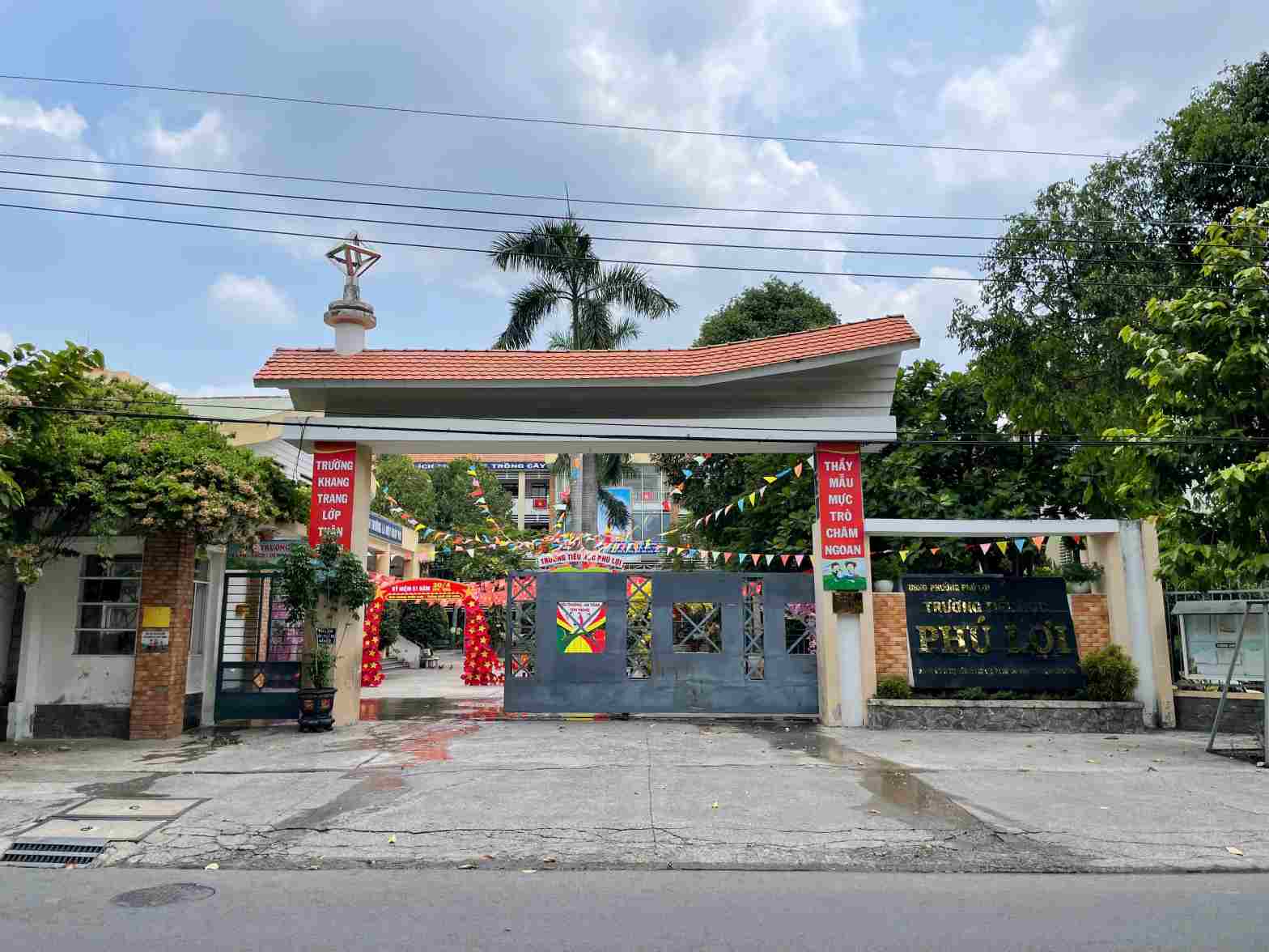 Công tác dọn dẹp hiện trường đang được khẩn trương thực hiện. Ảnh: Đình Trọng