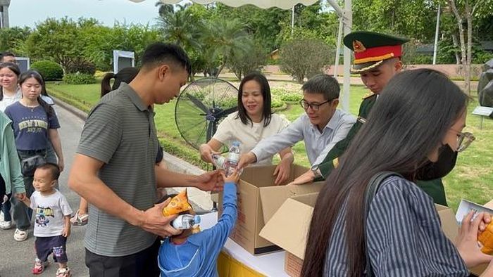 Sở Du lịch Hà Nội và Văn phòng Bộ Tư lệnh Lăng phối hợp phục vụ du khách tham quan và bảo đảm trật tự khu vực phát nước miễn phí.