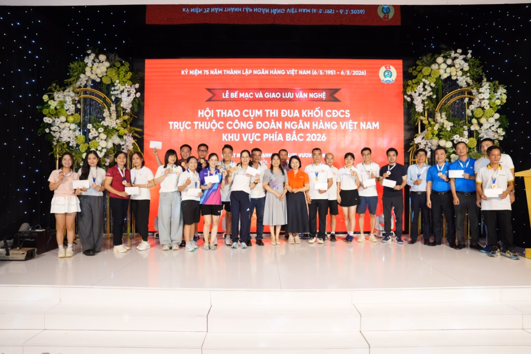 Trao giải cho các vận động viên thi đấu môn Bóng bàn