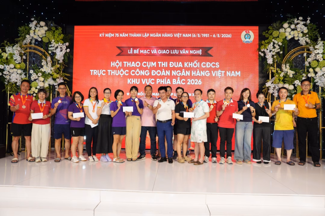 Trao giải cho các vận động viên thi đấu môn Cầu lông