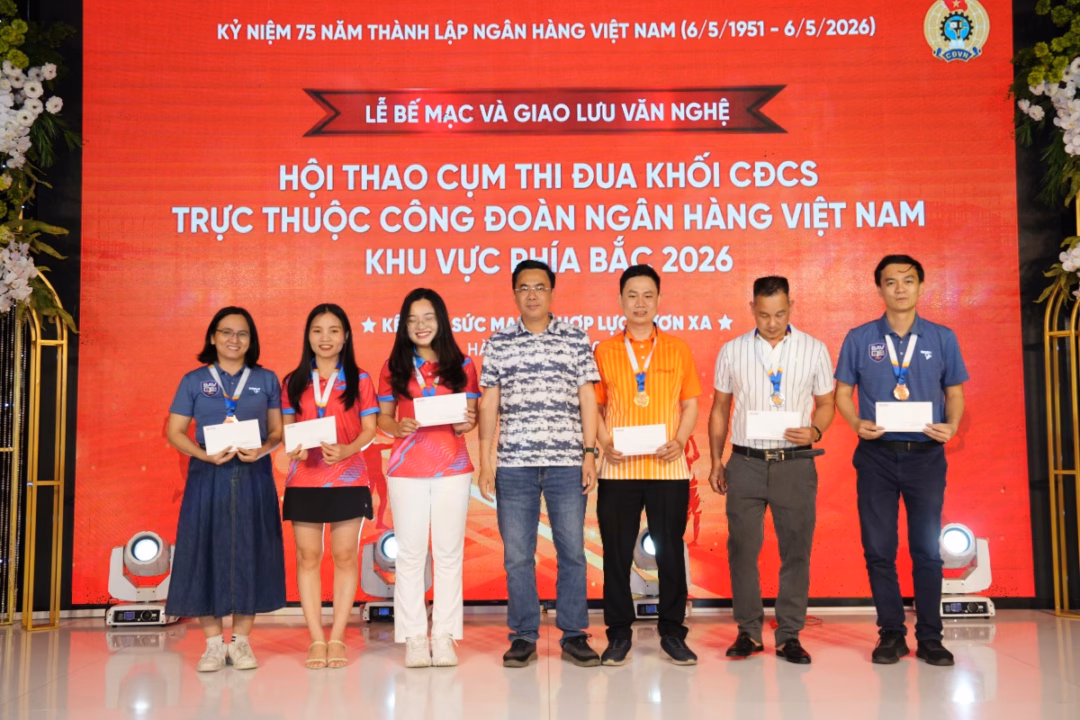 Trao giải cho các vận động viên thi đấu môn Cờ vua Nam - Nữ