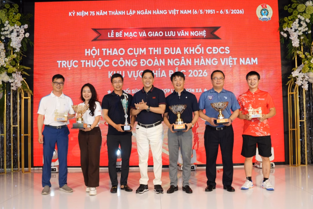 Trao giải cho các vận động viên thi đấu môn Golf