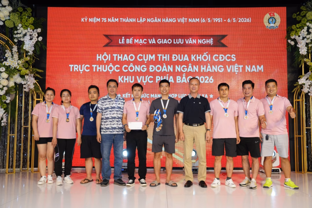 Trao Giải Nhì cho đội Nhà máy In tiền Quốc gia môn Kéo co