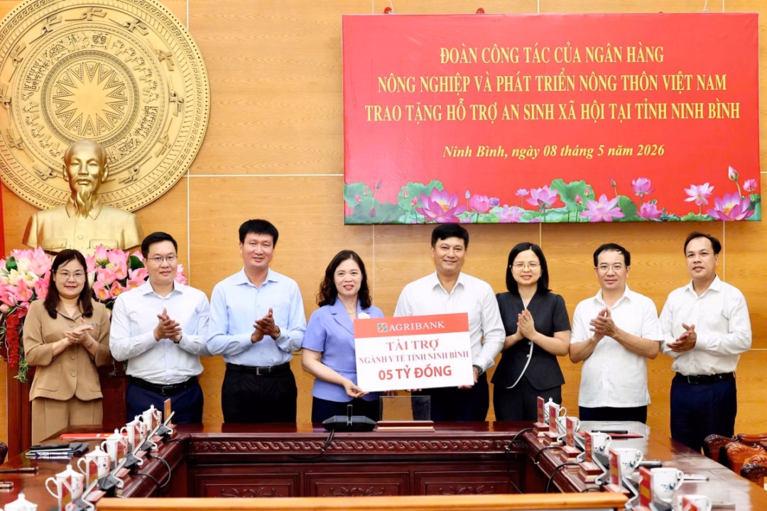 Đồng chí Phạm Toàn Vượng, Tổng Giám đốc cùng lãnh đạo Agribank trao biển tượng trưng hỗ trợ ngành Y tế Ninh Bình.